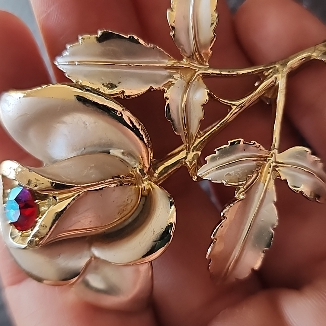 Vtg Gold Rose Brooch With Red Gem